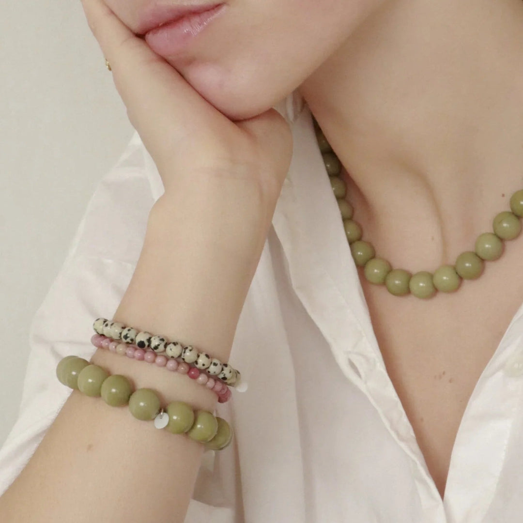 SOÏ - KRYSTAL ARMBÅND - PETITE RHODONIT 4 MM.