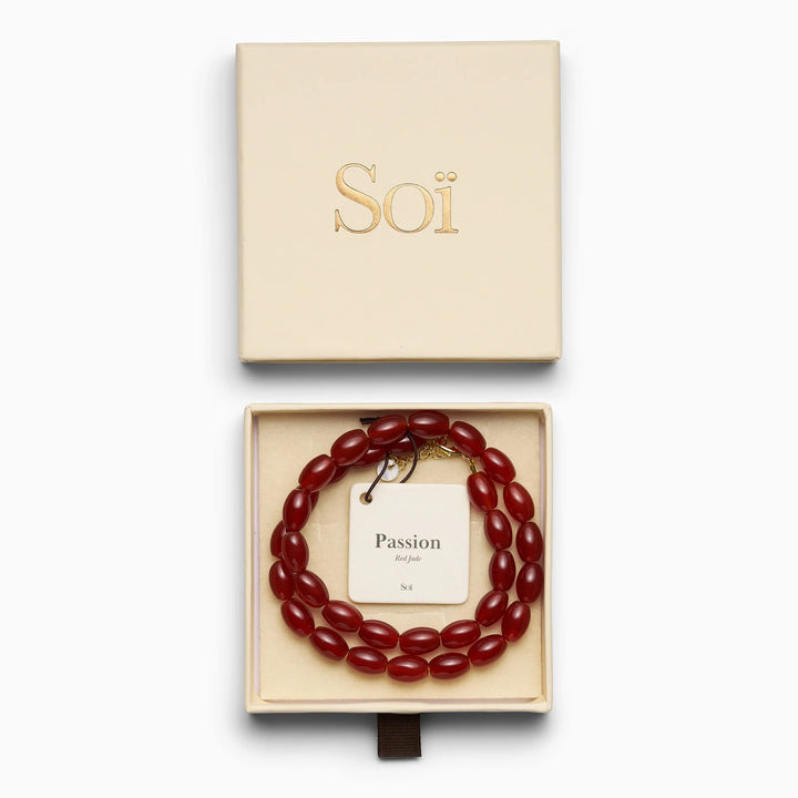 SOÏ - KRYSTAL HALSKÆDE - NOELLE - RØD JADE 38 CM.