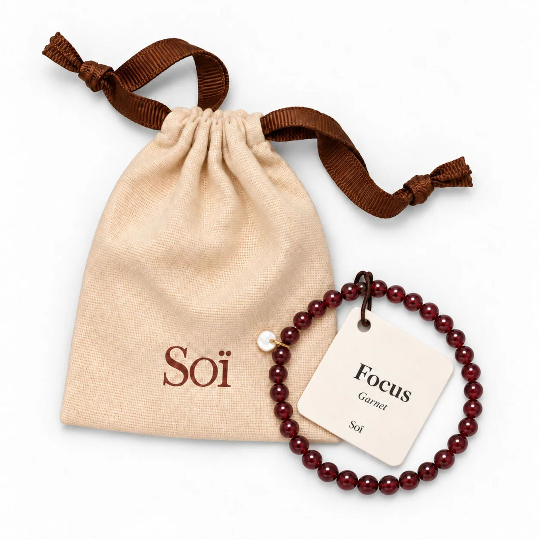 SOÏ -  KRYSTAL ARMBÅND - GRANAT 6 MM.