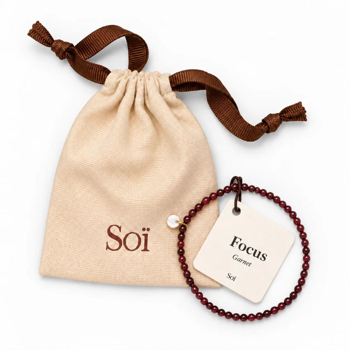 SOÏ - KRYSTAL ARMBÅND - GRANAT 4 MM.