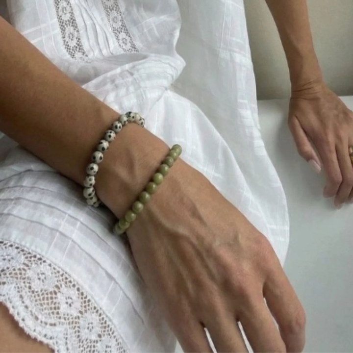 SOÏ -  KRYSTAL ARMBÅND - DALMATINER JASPIS 6 MM.